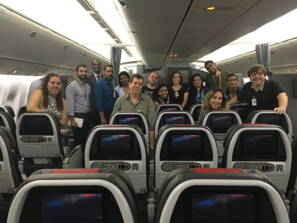 Agentes participam do "Expert Day" com AA e RIOgaleão Agentes de viagem visitam Boeing 777-200 da American Airlines, operado em rotas do Rio de Janeiro para Miami e Nova Iorque