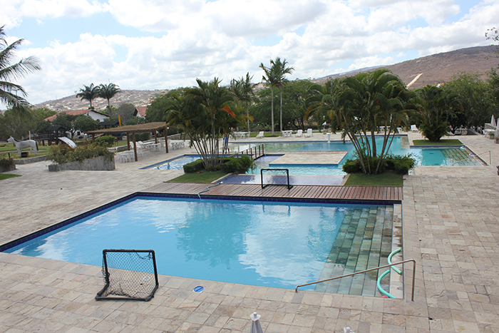 Área de lazer no Portal de Gravatá. Hotel Fazenda conta com WiFi nos quartos, restaurante e área de lazer com campos de futebol, quadras de vôlei e tênis, piscina aquecida, piscina semi-olímpica e área rural com bois, bezerros, cabras, avestruzes e cavalos.