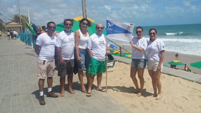 Abav-RN realiza ação em Ponta Negra para estimular compras em agências Presidente da Abav-RN, Abdon Gosson, ao lado de diretores de agências, durante ação na Praia Negra (Foto: Divulgação)