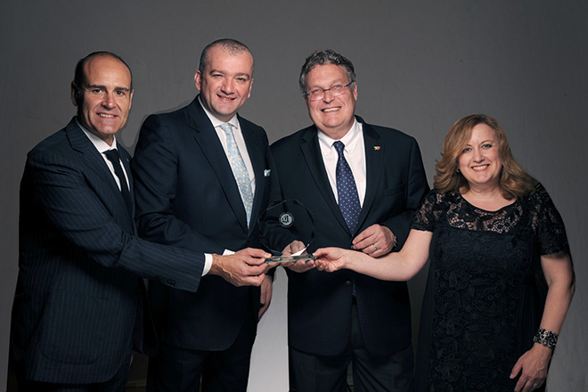 Tap é eleita nos EUA como melhor companhia aérea europeia Carlos Paneiro (Diretor de Vendas TAP) Abílio Martins (Vice-presidente Marketing e Comunicação da TAP), Trey Urbahn (Administrador Executivvo TAP) e Fernanda Ott