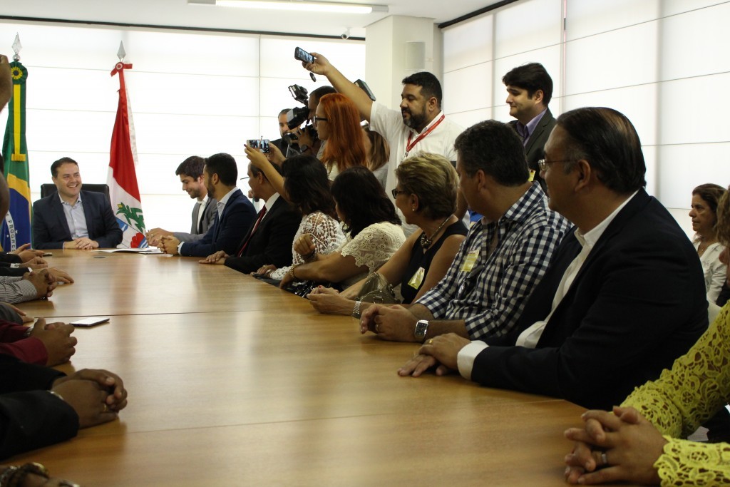 Construção de novo Centro de Convenções tem início em Alagoas Governador Renan Filho e liderançaas da Barra de São Miguel