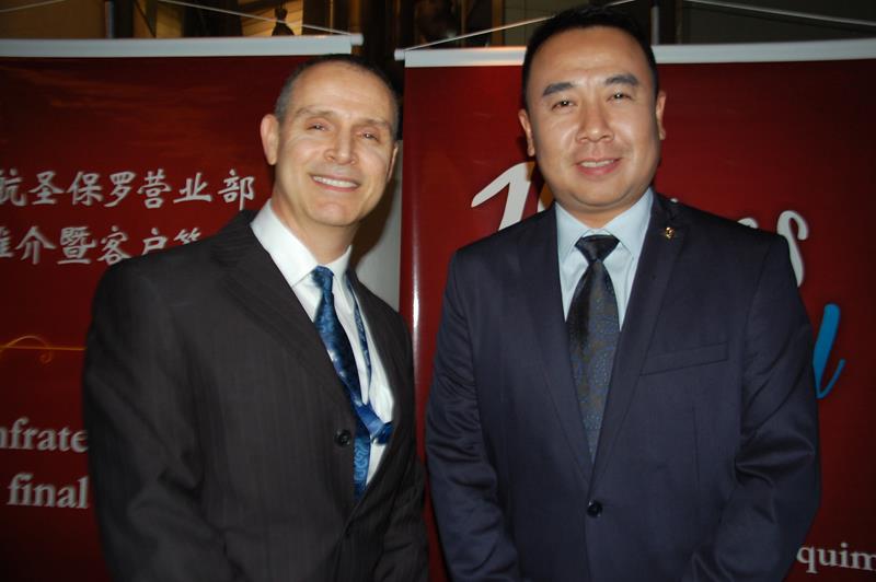Air China passará a operar B787-9 Dreamliner no Brasil em 2017 1 Guilherme Barros e Shi Shuai, da Air China