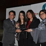 Jaqueline Ledo e equipe da Copa Airlines recebendo homenagem de Diana Pomar