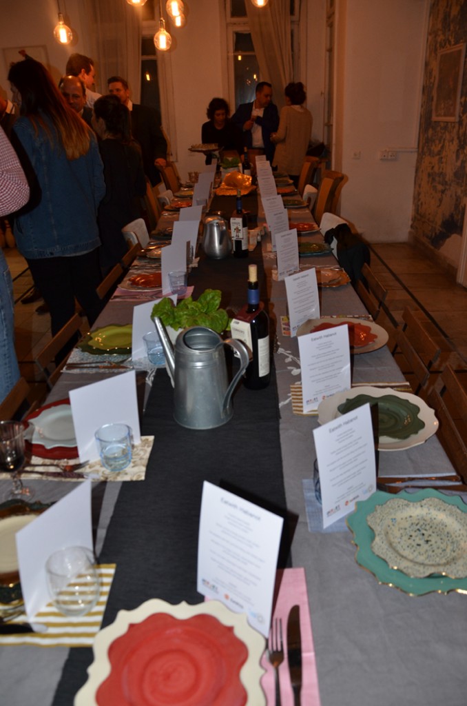 Uma experiência gastronômica em Tel Aviv 2 Mesa a espera dos convidados