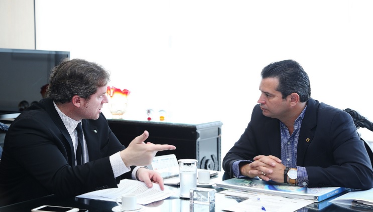 Marx Beltrão aposta que setor vai viver "nova era" a partir de 2017 Ministros Marx Beltrão e Mauricio Quintella conversam sobre conectividade aérea. Crédito Roberto CastroMTur
