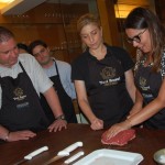 Os convidados aprenderam a cortar de forma correta a carne para o churrasco