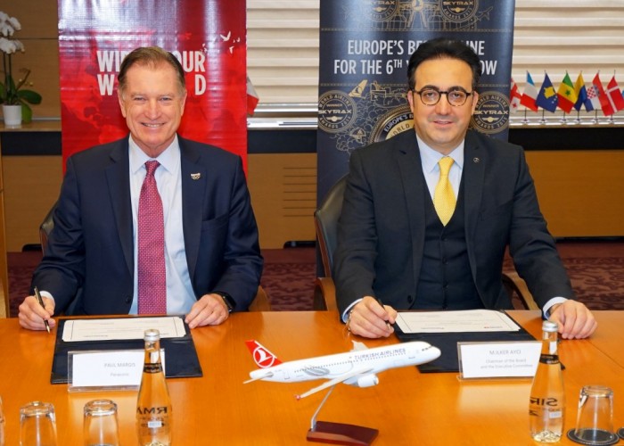 Nova frota de aeronaves da Turkish terá Wi-Fi e TV ao vivo CEO da Panasonic Avionics, Paul Margis e İlker Aycı assinaram parceria entre as duas empresas (Foto: Divulgação)