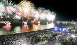 São Paulo fecha praias e Rio cogita restringir acesso a Copacabana no Réveillon