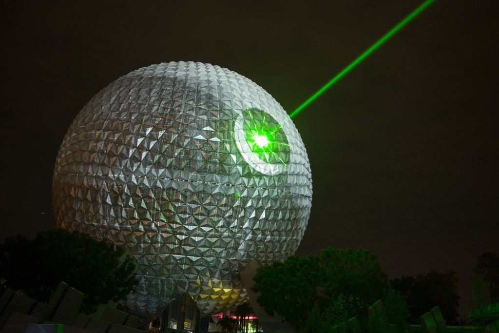 Disney divulga os detalhes das novas atrações da saga Star Wars Spaceship Earth at Epcot Transforms Into Star Wars Death Star(2) - crédito David Roark