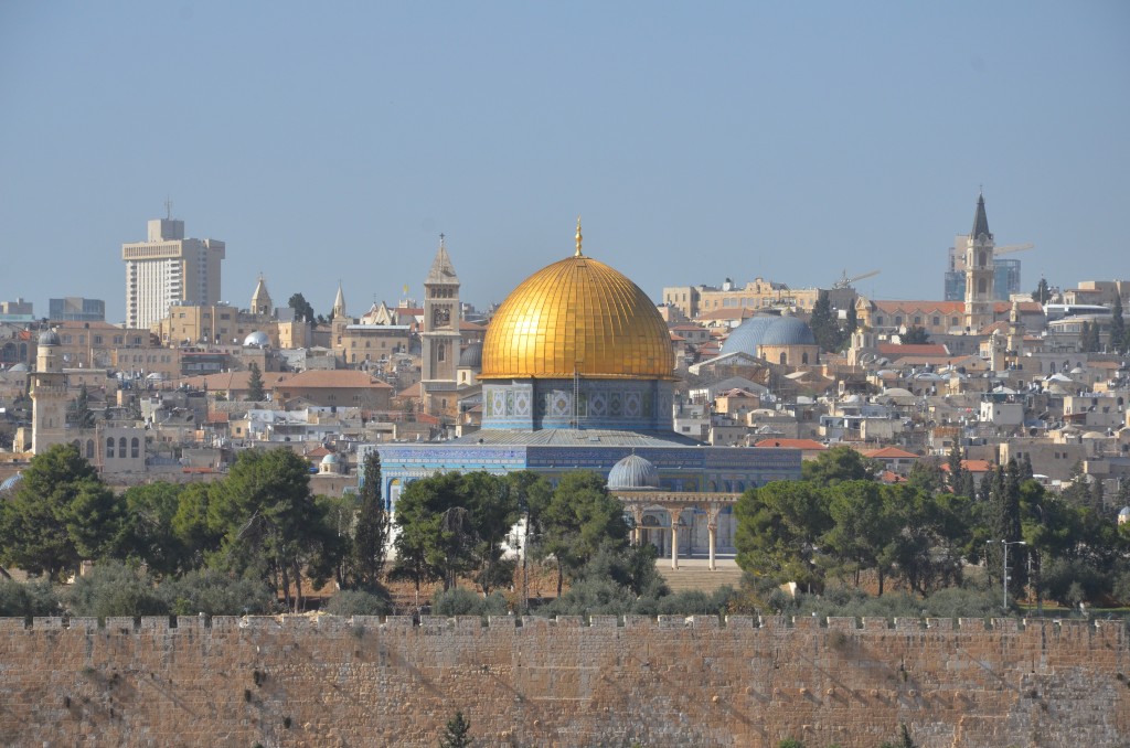 História e fé fazem de Jerusalém o centro do mundo 1 Vista de cima da cidade amuralhada