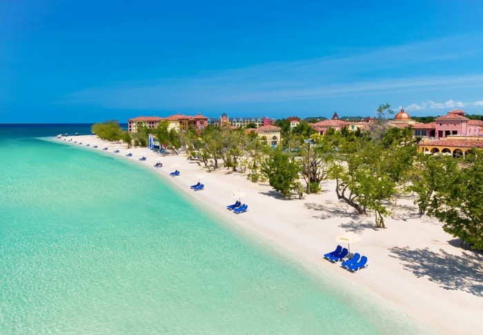 Sandals reabre resort na Jamaica com promoção valendo um cruzeiro Todas as acomodações do resort, na costa sul da Jamaica, são viradas de frente para o mar (Foto: Portal Sandals)