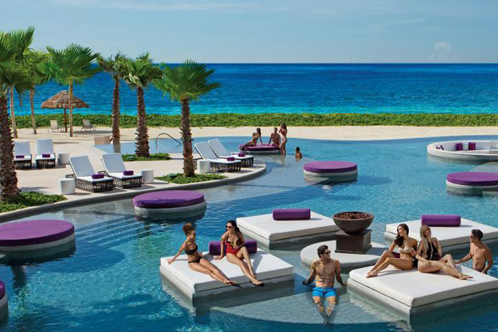 AMResorts realiza 1ª Feira de Incentivos e Reuniões em resort no México Piscina do Breathless Riviera Resort, em Cancún, local onde ocorreu a feira (Foto: Divulgação)