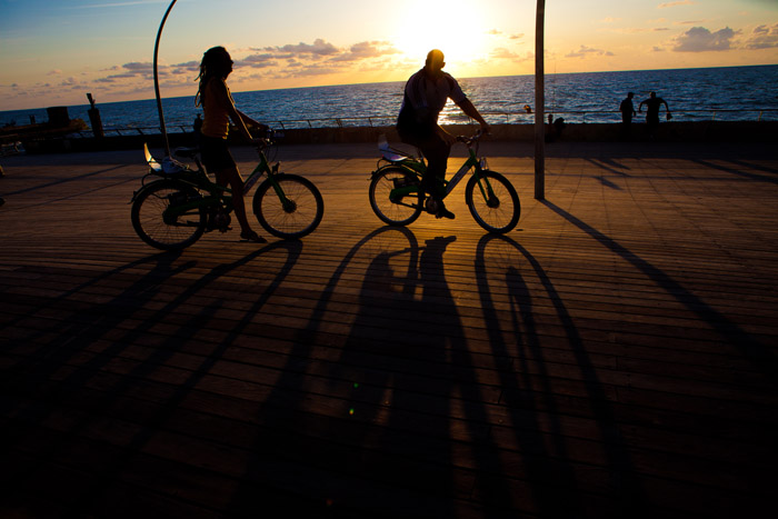 Tel Aviv terá ao menos 7 novidades para 2017; confira Ciclistas próximos a orla da praia de Tel Aviv (Foto: Divulgação)