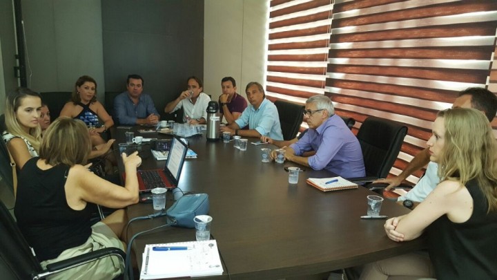 Balneário Camboriú CVB promove reuniões com novas lideranças políticas da região 1 Diretoria CVB com Miro Teixeira, Carlos Humberto e Nelson de Oliveira (Foto: Divulgação)