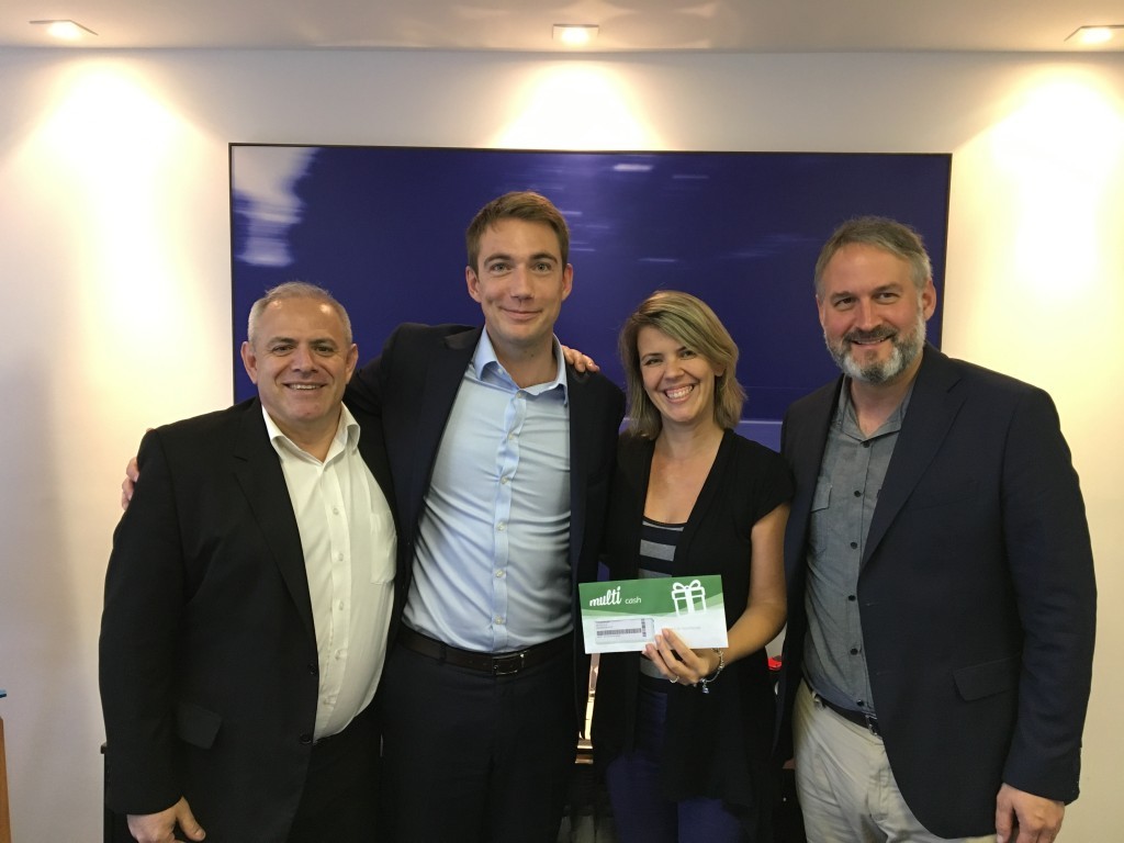 Gaetan Mondet e Nilton Tavone, da Europcar entregam premio para executivos da Mobility