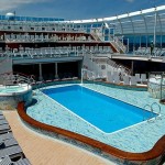 O complexo aquático com piscina e jacuzzi O complexo aquático com piscina e jacuzzi