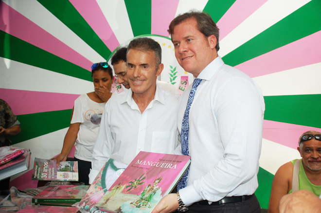 Marx Beltrão defende mais promoção e segurança para o Rio de Janeiro O ministro recebe uma lembrança do presidente da Mangueira, Chiquinho da Mangueira