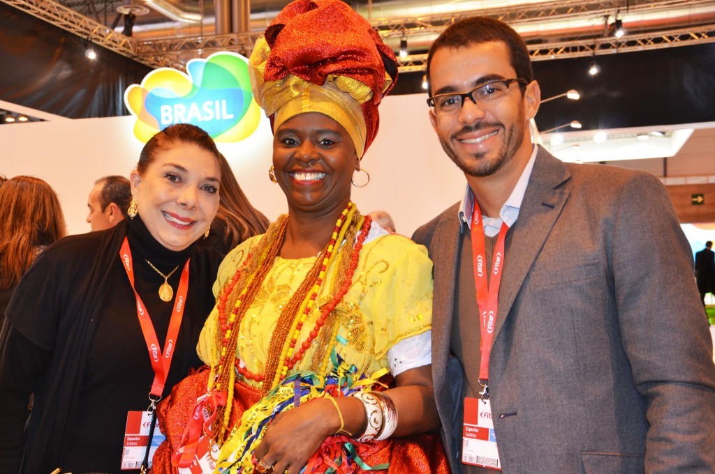 Regina Ahmed e Victor Lessa, da Bahiatursa com a baiana que veio a Fitur para promover o destino