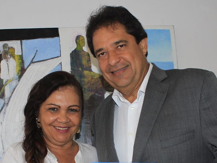 Dias d'Ávilla (BA) terá espaço religioso e requalificação do Parque Imbassaí Secretário de Turismo da Bahia, José Alves, ao lado da prefeita de Dias d'Ávilla, Jussara Nascimento (Foto: Divulgação)