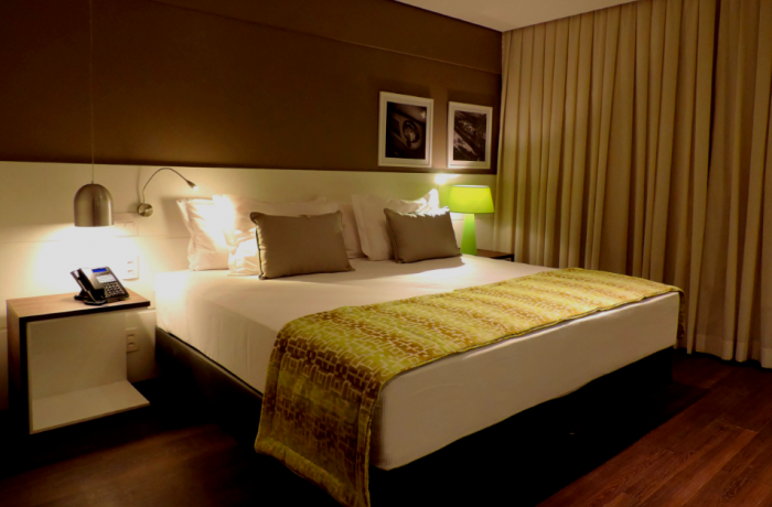 Atlantica abre 4º hotel da rede em Goânia, dessa vez com a bandeira Quality 1 Quarto de luxo do novo Quality Hotel Goiânia, localizado no bairro Jardim Goiás (Foto: Divulgação)