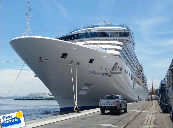 Com oferta menor e à espera de protocolos, temporada de cruzeiros segue indefinida 5 Navio Costa Luminosa atracado no Rio de Janeiro (Foto: Instagram Pier Mauá)