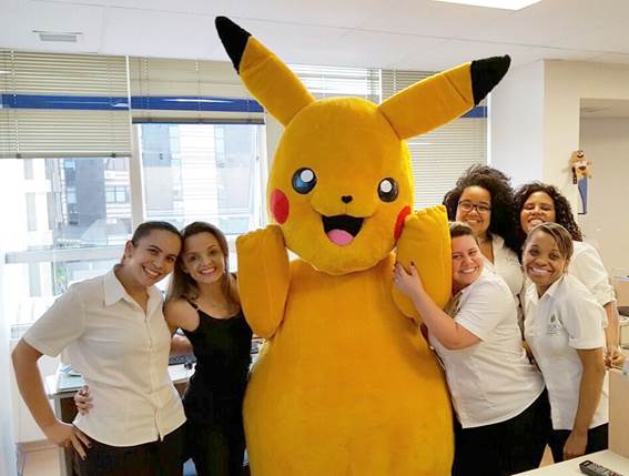 Resorts da Tauá terão heróis e princesas como atrativo para as crianças Funcionários da rede ao lado do Pikachu do anime Pokémon (Foto: Divulgação)