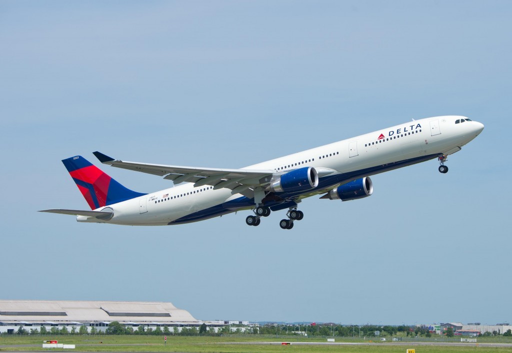 Apesar de queda no lucro, Delta celebra bons resultados na América Latina no 1T17 1 A330-300_242T_Delta_Air_Lines-_TAKE_OFF(1)