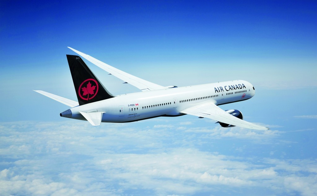 Canadá fecha seu espaço aéreo para o Boeing 737 MAX Além do fundo preto na logomarca da empresa, os aviões também ganharam uma pintura escura na parte de baixo (Foto: Divulgação)