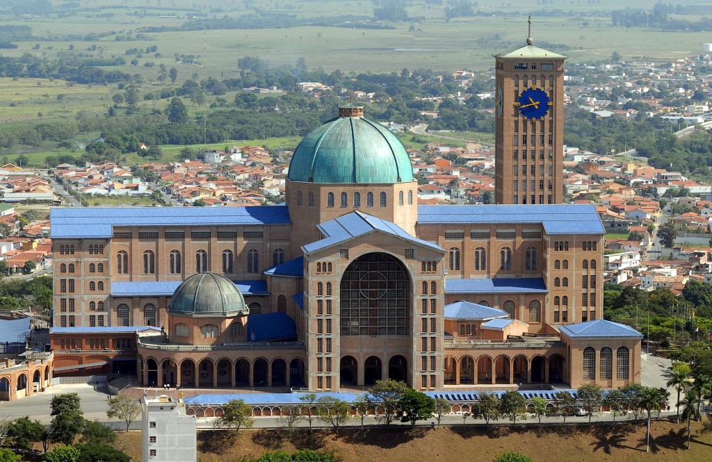 Turismo religioso já movimenta R$ 15 bilhões e atrai quase 18 milhões de pessoas 1 Basílica de Nossa Senhora da Aparecida, na cidade de Aparecida (Foto: Valter Campanato/ABr)