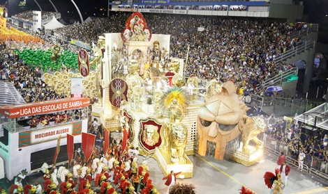Mesmo sem verbas oficiais, Carnaval do Rio espera 1,5 milhão de turistas estrangeiros 1 Desfiles tiveram 167,5% mais turistas em 2017 (FOTO: José Cordeiro)