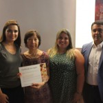 Cristiane Krenke da New Age, Vanessa Ramírez e Enrique Quiñones, da Vajes Pacífico, premiam a agente Edna Oikawa, ganhadora de uma viagem para o Peru