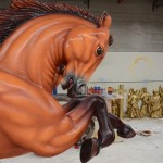 Após esculpir em isopor, peças recebem camada de papel machê e pintura