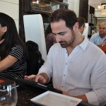 Gustavo Monteiro, da R11 usando o iPad do restaurante Qsine