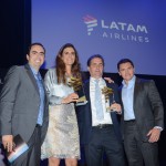 Helvécio Garófalo, presidente do Grupo Confiança, recebe o prêmio das mãos de Claudia Sender, Francisco Recarren e Igor Miranda