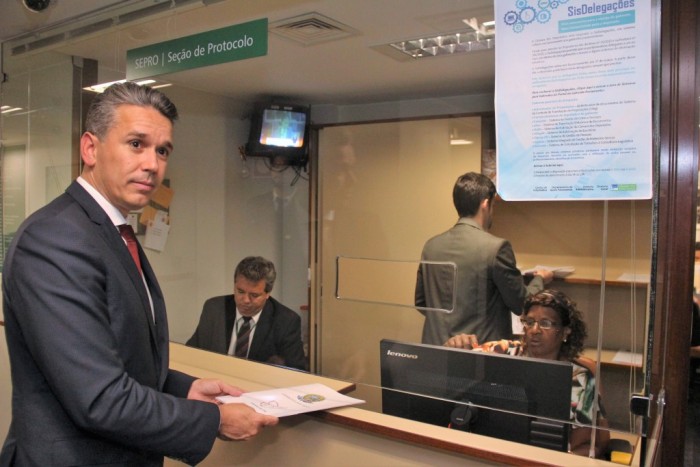 Felipe Carreras quer diminuir impostos para o setor hoteleiro e de aviação Felipe Carreras apresentou os projetos nesta sexta-feira (03/02) (Foto: Divulgação)