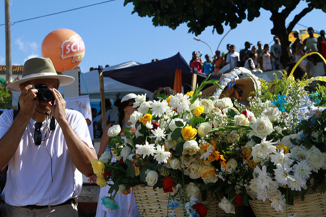 Festa do Iemanjá, na Bahia, acontece na quinta-feira (02/02) Cesta de flores que foram oferecidas durante uma edição anterior da Festa do Iemanjá (Foto: Divulgação)