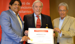 Ian Gillespie, da Avianca, recebe prêmio de “Embaixador de Lima”