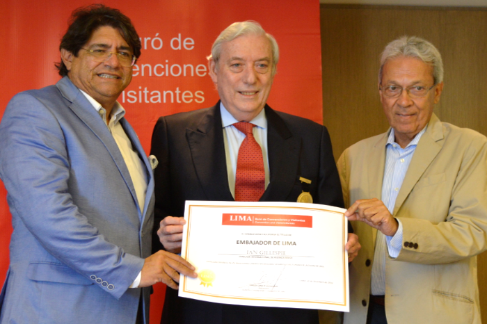 Ian Gillespie, da Avianca, recebe prêmio de "Embaixador de Lima" Carlos Canales e e Jose Luiz Da Cunha, do Lima CVB, premiam Ian Gillespie, durante cerimônia (Foto: Divulgação)