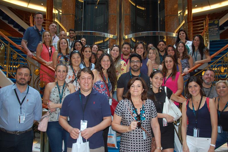 Veja as fotos dos agentes a bordo do Norwegian Sun, da NCL 1 Representantes da NCL e grupo de agentes convidados para inspeção do navio