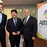 Ricardo Hida, da ABTLGBT, Gilson Lira, da Embratur, e Marcelo Michieletto, presidente da ABTLGBT