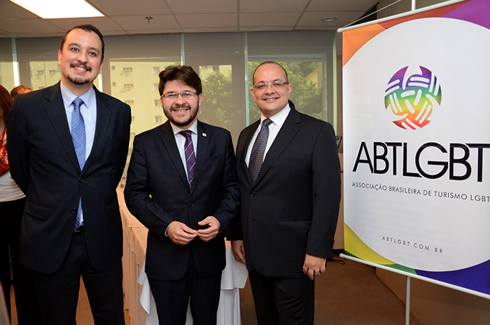 Ricardo Hida, da ABTLGBT, Gilson Lira, da Embratur, e Marcelo Michieletto, presidente da ABTLGBT