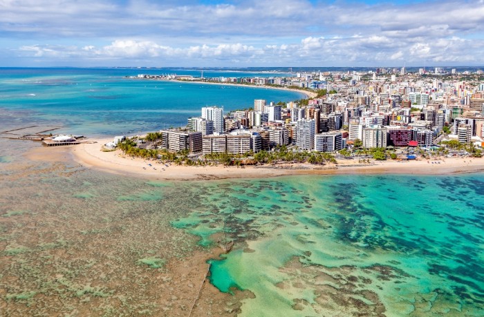 Maceió (AL) tem o maior faturamento nacional, segundo levantamento Vista aérea da praia de ponta verde, na capital alagoana (Foto: Wesley Menegari/Divulgação)