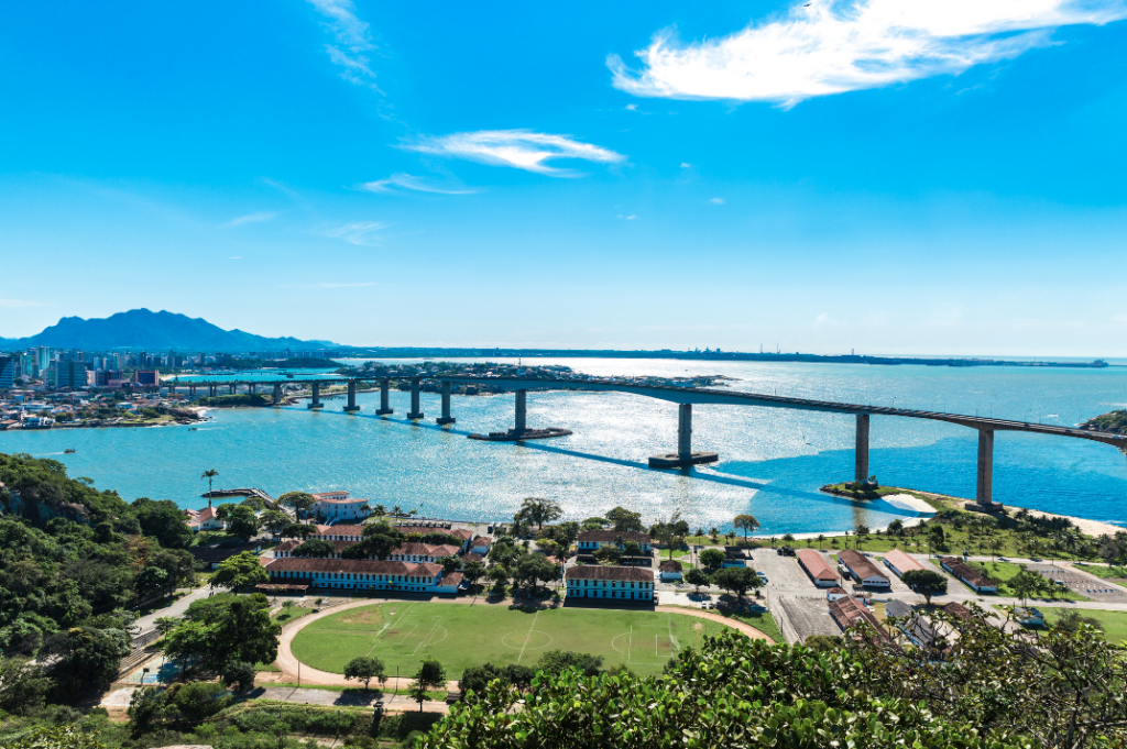  A Terceira Ponte, oficialmente Ponte Deputado Darcy Castello de Mendonça, liga as cidades de Vitória e Vila Velha, no Espírito Santo. (Foto: Divulgação)