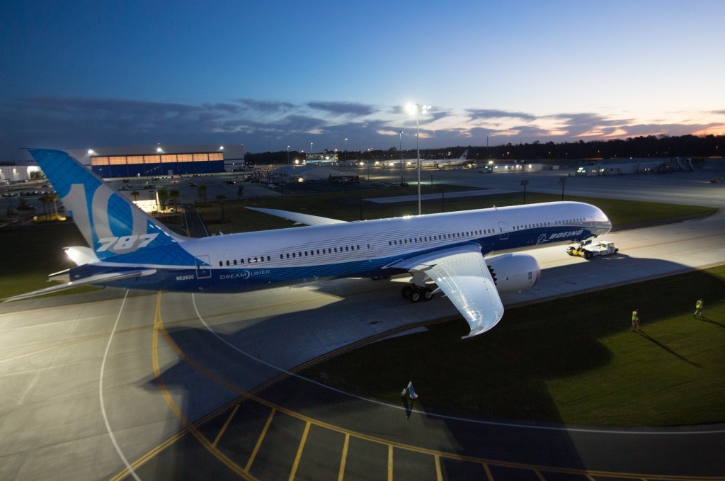 Com presença de Trump, Boeing celebra a chegada do 1° B787-10 Dreamliner da história 1 chsrollout-1