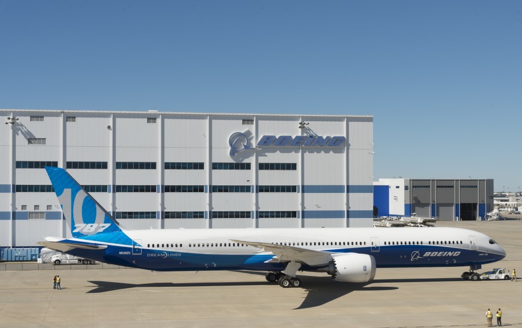 Com presença de Trump, Boeing celebra a chegada do 1° B787-10 Dreamliner da história 3 chsrollout-3