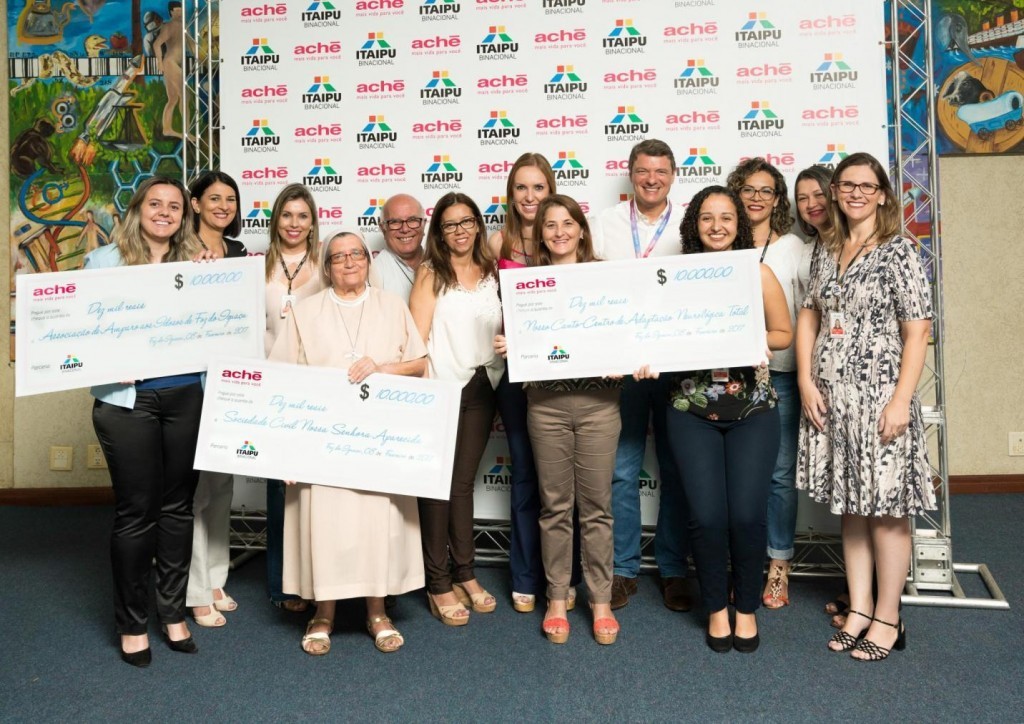 Itaipu arrecada 30 mil em evento beneficente Cheques de doações são entregues: R$10 mil a cada uma das três entidades contempladas.
