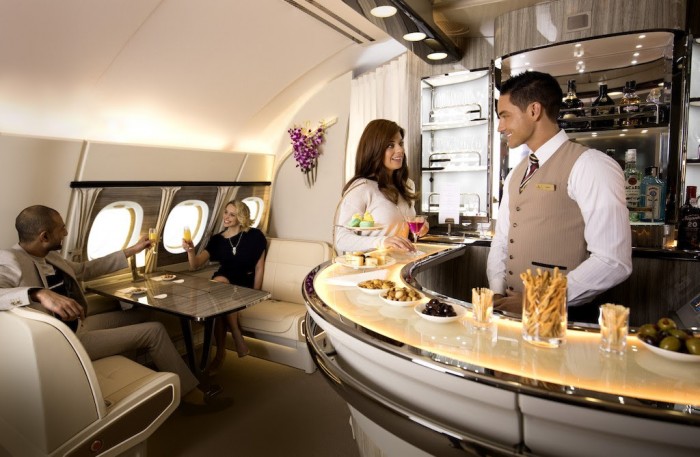 Emirates irá apresentar novo lounge do A380 durante a ITB em março Lounge contará com uma aparência mais simples, com cores claras e um formato remodelado para acomodar mais passageiros (Foto: Divulgação)