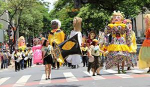 Carnaval em MG deve gerar R$ 332,7 milhões e atrair 2,4 milhões de foliões