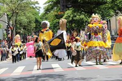 Carnaval em MG deve gerar R$ 332,7 milhões e atrair 2,4 milhões de foliões vale esse