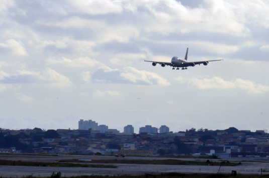 Emirates implementa tarifas no sistema Amadeus 1 Airbus A380 da Emirates se aproximando da prista de pouso em Guarulhos